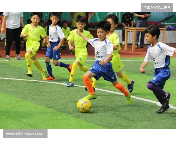 秋日空地小学生足球赛激烈进行，大个子叔叔观战回忆童年踢球时光